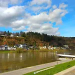 Pearl - King Bed - Netflix - Projector - Fast Wi-fi Apartment Trier