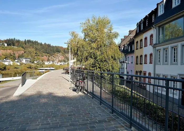 Pearl - King Bed - Netflix - Projector - Fast Wi-fi アパート トリーア